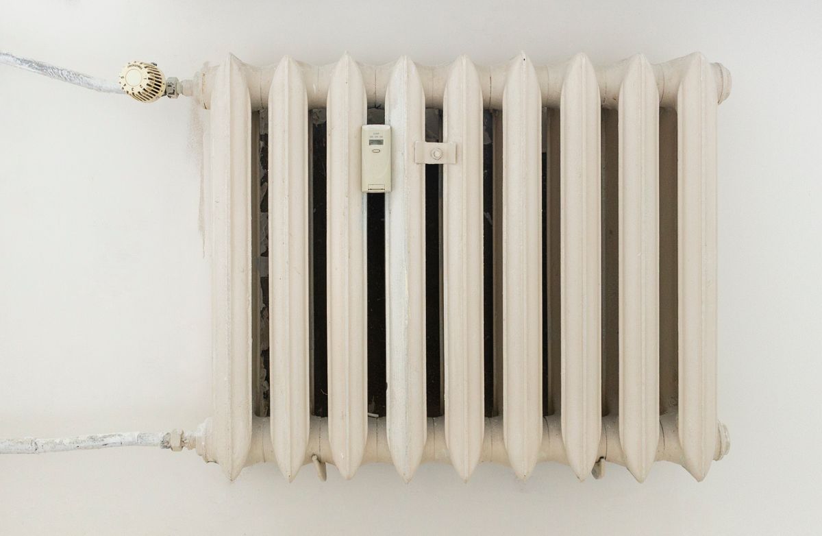 Wall radiator with its thermostatic valve, one of the checks when some rooms stay cold